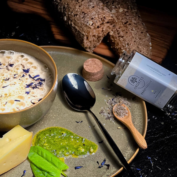 Bergkäse Cremesuppe mit Sauerampferpesto im Orontes Style - by Taste Heroes